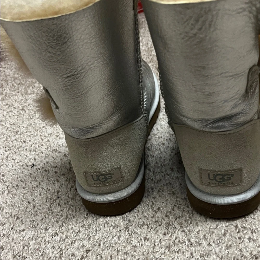 UGG Silver Ankle Boots with Cream Fur Lining I don’t have box - Picture 4 of 9